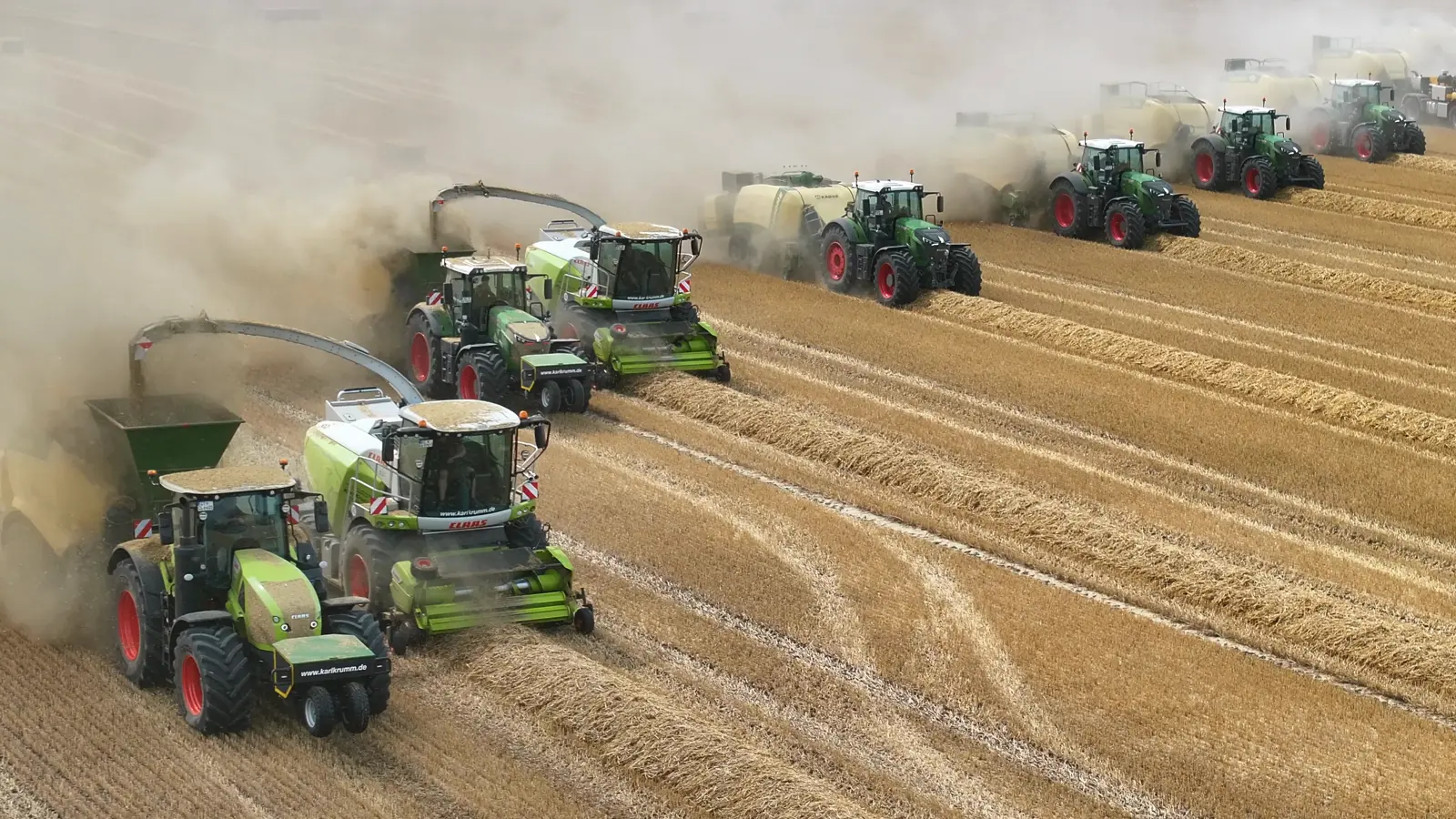 Feldhäcksler mit Abfahrgespann, Kolonne im Hintergrund